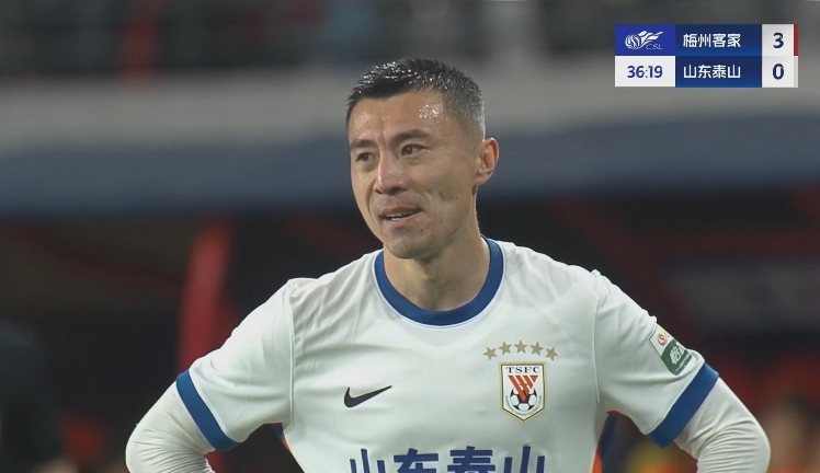 34分钟0-3落后！36岁郑铮苦笑36岁大雷沮丧 替补席黄政宇神态轻松